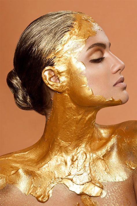 Body paint in gold Goddess Makeup, Make Up Gold, Metallic Makeup, Gold Skin, Gold Everything, Gold Bodies, Gold Makeup, Gold Aesthetic, Beauty Shoot