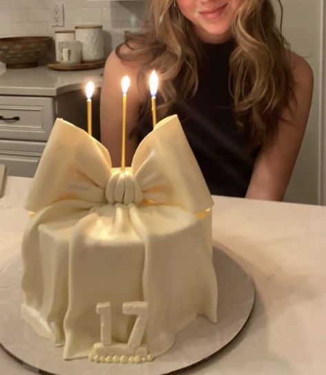 17 Doğum Günü, 17. Geburtstag, Golden Birthday Cakes, Catherine Tyldesley, 17 Birthday Cake, Sweet 17, Cute Birthday Ideas, Mini Cakes Birthday, Creative Birthday Cakes