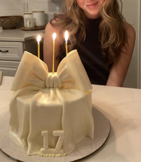 17 Doğum Günü, Golden Birthday Cakes, 17 Birthday Cake, 17th Birthday Ideas, Sweet 17, Cute Birthday Ideas, Mini Cakes Birthday, Creative Birthday Cakes, Simple Birthday Cake