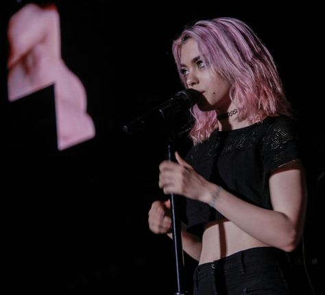Rena Lovelis // Hey Violet Rena Lovelis, 2000s Punk, Pick Flowers, She's So Beautiful, Guys My Age, Soft Grunge Hair, Hey Violet, Sophisticated Hairstyles, Violet Aesthetic