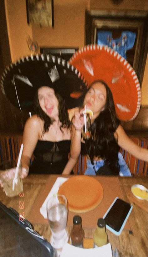 Mexican girls night Mexico, Mexican Girl Aesthetic, Mexican Girls, Mexican Night, Hat Aesthetic, Mexican Hat, Mexican Girl, Night Aesthetic, My Best Friend