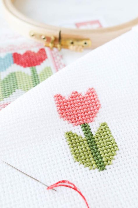 Cute retro tulip cross stitch pattern by Lori Holt Tulip Cross Stitch Pattern Free, Mini Flower Cross Stitch Pattern, Small Cross Stitch Patterns Free Flowers, Lori Holt Cross Stitch Patterns Free, Simple Cross Stitch Flower, Cross Stitch Patterns Easy Simple, Easy Flower Cross Stitch Pattern, Cross Stitch Tulips, Small Cross Stitch Patterns Flower