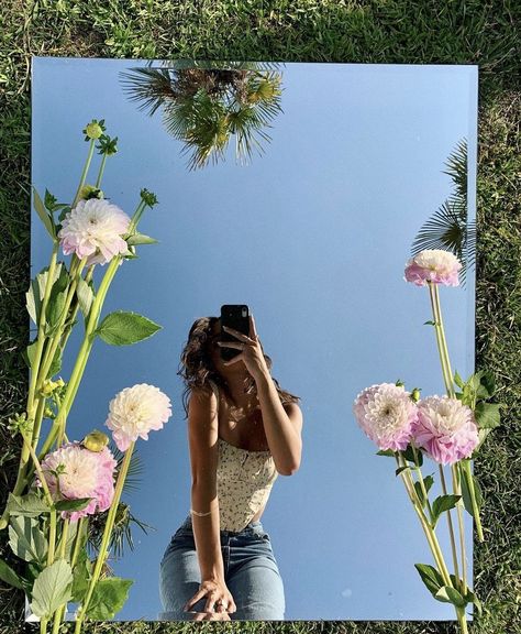 Jenna Raine, Spring Picture Ideas, Poses Dynamiques, Beautiful Photoshoot Ideas, Picnic Inspiration, Party Photoshoot, Flower Photoshoot, Spring Photoshoot, Studio Photography Poses