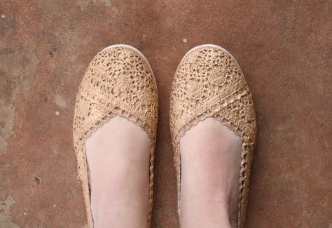 Gold Shoe Makeover | Learn how to transform some plain crochet flats into glitzy gold gilded show-stoppers using this step by step tutorial from the Shoe Makeover Queen herself, Allison of Dream a Little Bigger.  #liquidgilding Minion Shoes, Crochet Ballerina, Crochet Wear, Steampunk Shoes, Gold Shoe, Shoe Refashion, Gold Crochet, Shoe Makeover, Crochet Flats