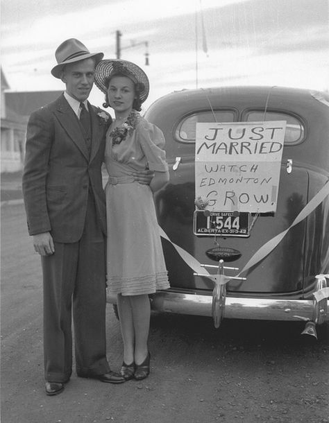 1940 wedding snapshot. 40s found photo street man woman fashion style dress hat suit Look Gatsby, 1940s Photos, 1940s Wedding, Mode Retro, Vintage Couples, Vintage Wedding Photos, Vintage Portrait, Vintage Romance, Foto Vintage