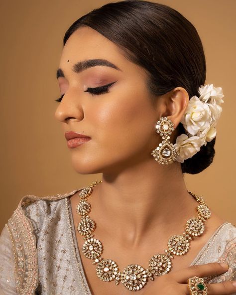 Soft Wedding Makeup Indian, Makeup For Bridal Indian, Neutral Indian Bridal Makeup, Indian Make Up Ideas, Indian Bride Natural Makeup, Suttle Bridal Makeup Make Up Indian, Dewy Makeup Look Wedding Indian, Natural Makeup Looks Bride, Dewy Makeup Indian Skin