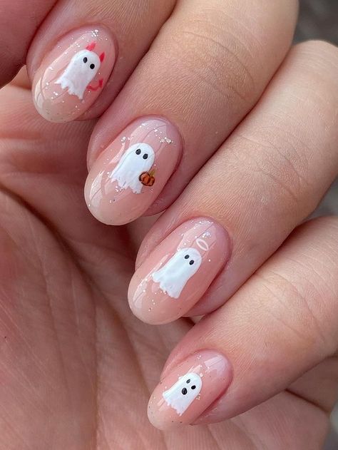 Halloween ghost nails: simple ghost accent Easy Halloween Nails Design, Nail Art Halloween, Holloween Nails, Halloween Nails Easy, Cute Halloween Nails, Pumpkin Nails, Maybelline Superstay, Halloween Acrylic Nails, October Nails