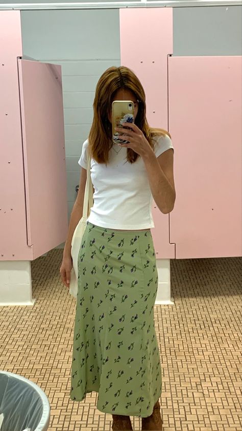 Cute Work Appropriate Outfits, Indie Skirt Outfit, Summer Conservative Outfits, Midi Skirt Outfit Spring, Wine Selfie, Summer Outfits Comfy, Feminine Style Casual, Whimsical Outfit, Reading Friends