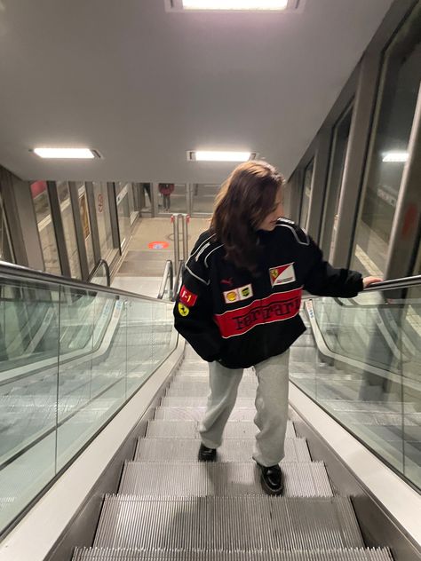 Racing Car Jacket Outfit, Bombers Ferrari Outfit, Bombers Ferrari, Racer Bomberjack Outfit, Ferrari Racing Jacket Outfit, Racing Jacket Outfit Aesthetic, Racecar Jacket Outfit Aesthetic, Ferrari Racer Jacket, Racer Jacket Aesthetic