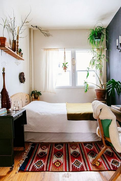If it's small, bring the outside in. The abundance of greenery makes this tiny bedroom come to life. Oh, and that gorgeous Mexican rug definitely helps too. Small Bedrooms, Bilik Kecil, Feng Shui Interior Design, Minimalist Dekor, Small Apartment Bedrooms, Interior Boho, Apartment Bedroom Design, Deco Studio, Bilik Tidur