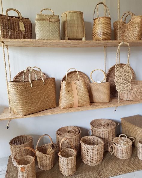 Kos, Wicker Crafts, Anyaman Rotan, Basket Bags, Bamboo Decor, Natural Baskets, Bamboo Crafts, Bamboo Bag, Wicker Bags