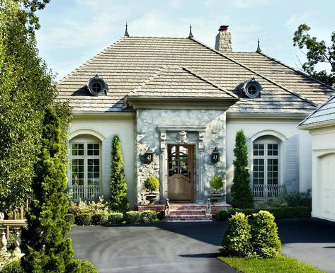 20 French Country-Style Homes with European Elegance Bonito, Large Homes Exterior, French Country Front Door, French Country Homes Exterior, French Country Houses, Country Front Door, Modern French Country Home, Country Home Exterior, French Country Exterior