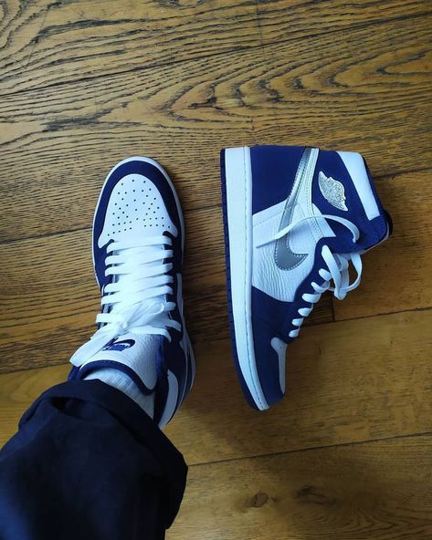 Air Jordan 1 Outfit Midnight Navy Blue Silver,Air Jordan 1 High Midnight Navy Jordan 1 Outfits, Blue Jordan 1, Jordan 1 Chicago, Urban Shoes, Blue Jordans, Cute Nike Outfits, Blue Converse, Jordans Girls, Jordan Shoes Retro