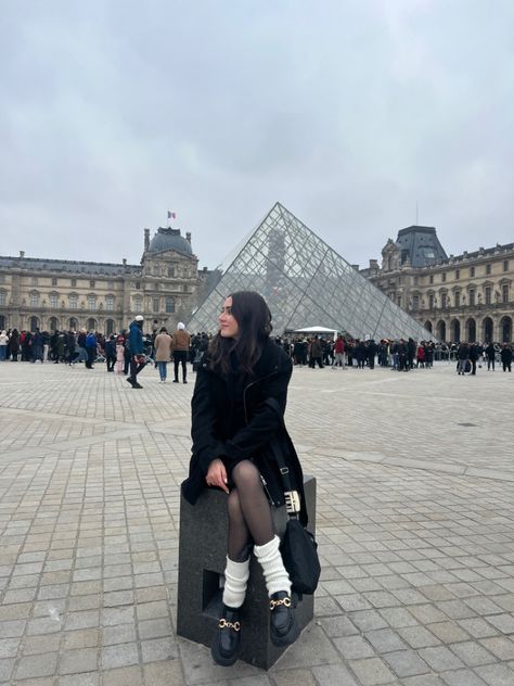 Paris Winter Outfit Aesthetic, February In Paris Outfit, Trench Coat Outfit Europe, Outfits For Paris In December, Outfit In Paris Winter, Versailles Outfit Winter, Europe February Outfits, Outfit Ideas Paris Winter, Paris Aesthetic In Winter