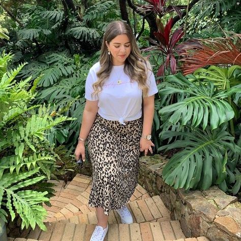 Silk Leopard Skirt and a White Tee - Curvy girl style. Spring Style #summerstyle #curvystyle #curvy #leopardskirt Silk Skirt Plus Size Outfit, White Tee Outfit, Curvy Girl Style, Fall Style Inspiration, Wizard Fashion, Fat Women Fashion, Curvy Casual Outfits, Fashion Outfits Plus Size, Style Inspiration Curvy