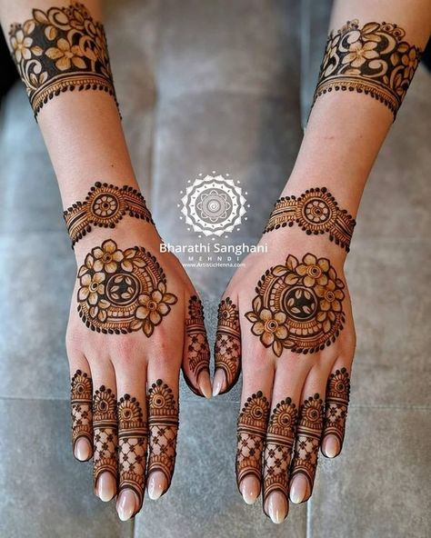 Stunning Mehendi Designs For The Sister Of The Bride & Bridesmaids! Mandalas, Round Mehndi Design, Small Henna, Tato Henna, मेहंदी डिजाइन, Designs Mehndi, Design Mehndi, Mehndi Designs 2018, Engagement Mehndi Designs