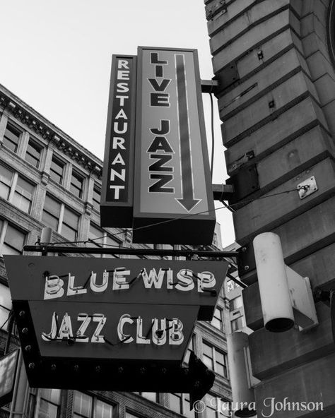 Jazz muso Miles Davis takes a break from performing at a club in New York, 1958 Jazz Culture, Arte Jazz, Jazz Clubs, Jazz And Blues, Jazz Sheet Music, Juke Joints, Jazz Bar, Classic Jazz, Jazz Art