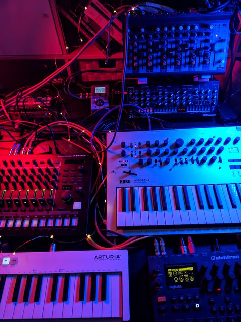 Live analog synth setup Synthesiser Aesthetic, Synthesizer Aesthetic, Synth Setup, Synth Aesthetic, Music Producer Studio, Music Studio Aesthetic, Spirit Week Themes, Vinyl Record Furniture, Colored Lighting