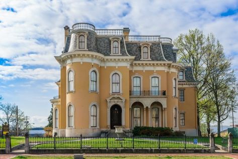 NEW ALBANY, INDIANA, USA - APRIL 5 2016: The Culbertson Mansion is located on Main Street in the Mansion Row Historic District. Hempstead House, New Albany Indiana, Old Westbury Gardens, Westbury Gardens, Winchester Mystery House, Old Westbury, Famous Houses, Looks Country, Historic Mansion