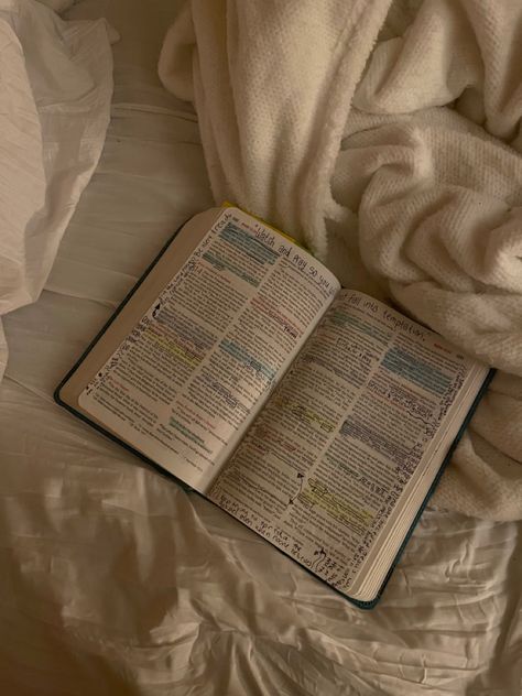 Bible On Bed Aesthetic, Vision Board Aesthetic Pictures Faith, Bible Aethstetic, Vision Board Ideas Faith, Scripture Reading Aesthetic, Bible Devotions Aesthetic, Reading Scriptures Aesthetic, Read The Bible Aesthetic, Studying Bible Aesthetic