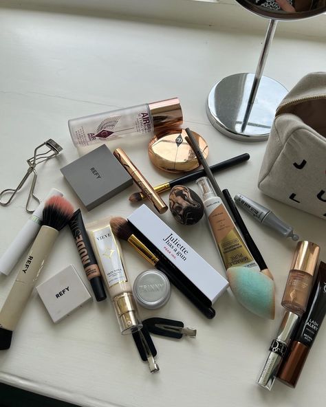 Affordable Makeup Aesthetic, Self Care Makeup, Makeup Pics Products, Makeup Aesthetic Products Wallpaper, Make Up Aesthetic Products, Makeup Essentials Aesthetic, Doing Makeup Aesthetic, Makeup Esthetic, Minimal Skin Care