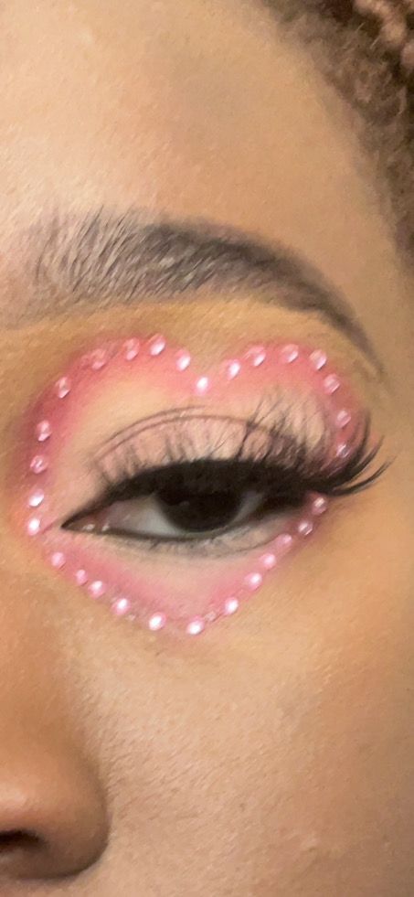 pink heart eyeshadow Taylor Swift, Pink, Make Up, Heart Eyeshadow, Girly Makeup, Taylor Swift Outfits, Pink Heart, Makeup