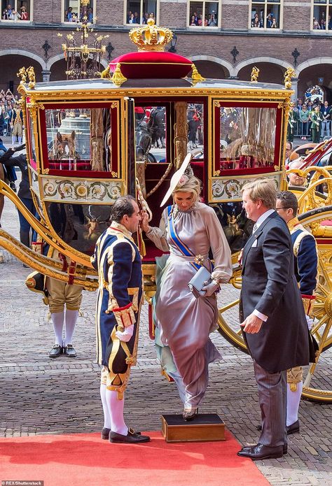 Queen Maxima and King Willem-Alexander mark Prinsjesdag Dutch Royalty, The Hague, Palace Balcony, Dutch Princess, Dutch Queen, Regina Maxima, Blue Gloves, Netherlands Travel, Green Gown