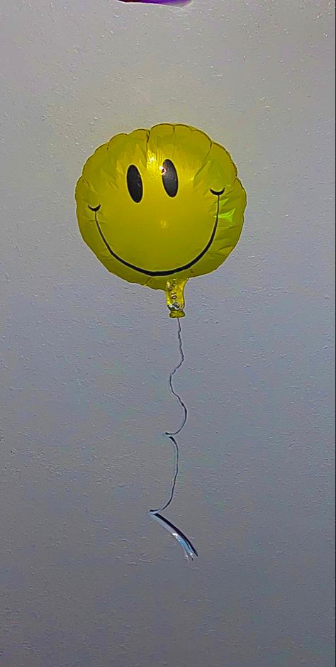 Smiley Face Balloon Aesthetic, Ballon Reference, Youth Aesthetic Happy, Cara Feliz Aesthetic, Happy Aestethic, Indie Smiley Face, Ballon Aesthetic, Happy Face Balloon, Happy Face Aesthetic