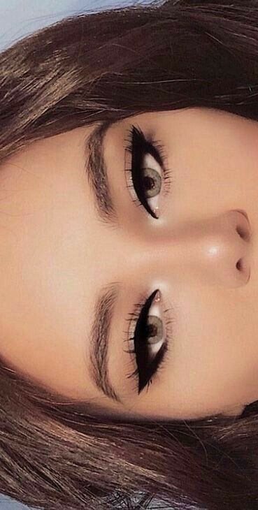 How To Inner Corner Eyeliner, Edgy Bride Makeup, Cat Eye For Round Eyes, Intimidating Eye Makeup, Alternative Bridal Makeup, Bear Eyeliner, Makeup With Bangs, Lady Demitresque, Dramatic Eye Makeup For Hooded Eyes