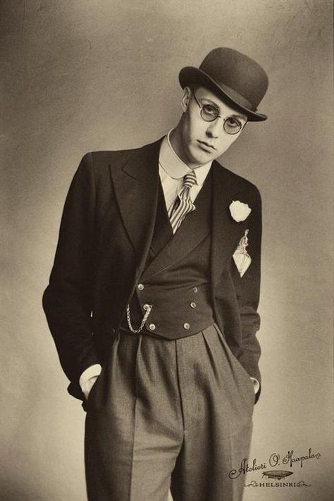 Perfectly Dandy (Date unknown) 20s Fashion, 1920s Men, Victorian Photography, Mens Fashion Vintage, Dandy Style, Portrait Vintage, Gilet Costume, Vintage Mens Fashion, Old Photo