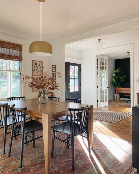 Dining Room Vintage Modern, Earthy Rug, Dining Room Colorful, Small Dining Room Design Ideas, Small Dining Room Design, Modern Traditional Dining Room, Eat In Kitchen Table, Pretty Vase, Faux Branches