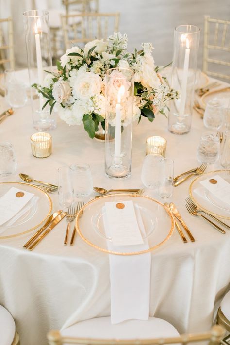 gold and white place setting on round table Rustic Wedding Decorations, Round Wedding Tables, Tafel Decor, Late Summer Weddings, Cape Cod Wedding, Wedding Place Settings, Wedding Cape, Flower Centerpieces Wedding, Marrying My Best Friend