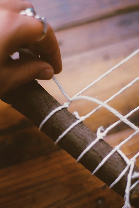 Branch Weaving, فن النسيج, Weaving Loom Diy, Weaving Ideas, Weaving Tutorial, Diy Weaving, Weaving Projects, Weaving Art, Nature Crafts