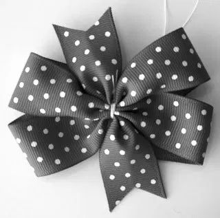 Nine tutorials for creating amazing homemade DIY bows. You can make bows for wreaths, hair clips, gifts, Chrismas decor and so much more!