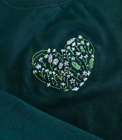 Embroidered Sweater Diy, Dark Green Flowers, Flowers Simple, Sweater Handmade, Embroidery Sweater, Embroidery Hoodie, Green Sweatshirt, Embroidered Heart, Simple Embroidery