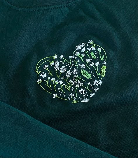 Embroidered Sweater Diy, Dark Green Flowers, Flowers Simple, Sweater Handmade, Embroidery Sweater, Embroidery Hoodie, Green Sweatshirt, Hoodie Green, Embroidered Heart