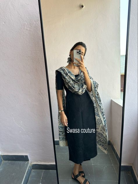 Kalamkari Dupatta, Simple Indian Suits, Churidhar Designs, Stylish Kurtis Design, Black Kurta, Trendy Outfits Indian, Churidar Designs, Simple Kurta Designs, Desi Fashion Casual