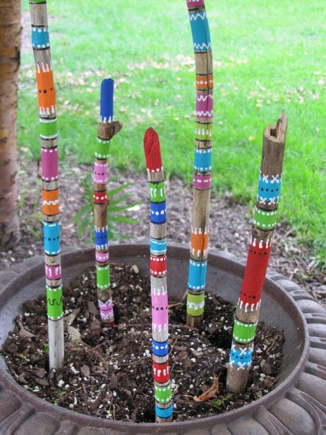 Art Pole, Painted Driftwood, Garden Totems, Garden Poles, Stick Art, Driftwood Crafts, School Garden, Painted Sticks, Outdoor Wood