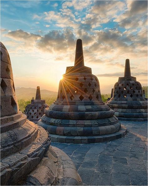 Gili Trawangan, Indonesia Tourism, Borobudur Temple, Asia Tenggara, Earth Pictures, Central Java, Buddhist Temple, Beautiful Sunrise, Place Of Worship