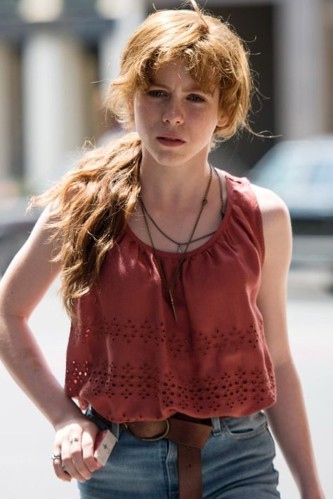 It’s Official: Jessica Chastain Will Play Beverly in the It Sequel Actors & Actresses, Queen Sophia, Beverly Marsh, Sophia Lillis, Hollywood Heroines, Jessica Chastain, Beautiful People, Tank Top Fashion, Float