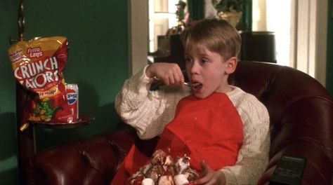 16 Snacks Every 90's Egyptian Kid Knows By Heart Home Alone 1, Home Alone 1990, Home Alone Christmas, Crafts To Do When Your Bored, Home Alone Movie, Kevin Mccallister, Christmas Films, Septième Art, Productive Things To Do