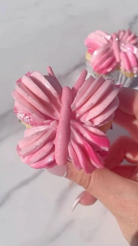 Butterfly cupcakes for spring 🦋 All you need is a little tin foil or pie weights 🧁 #bakinghacks #bakingfromscratch #bakingisfun #bakinglove #cupcakelover #cupcakelove #bakersofinstagram #cupcakedecorating #cupcakelove