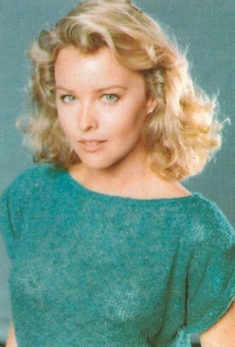 Julie Parrish (Faye Grant). Faye Grant, V Tv Show, Sci Fi Tv Series, Space Tv, Sci Fi Girl, Famous Actresses, Original Tv Series, The Originals Tv, Face Study