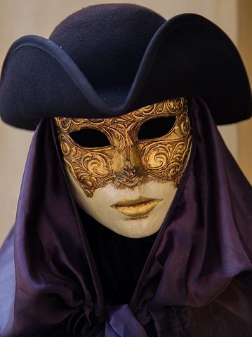 Venice Carnival Costumes, The Mask Costume, Venice Mask, Venetian Carnival Masks, Mask Aesthetic, Jester Hat, Carnival Costume, Carnival Of Venice, Venetian Masks