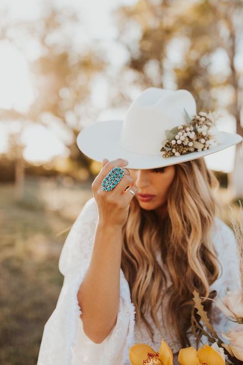 Western Bride, Bodas Boho Chic, Turquoise Jewelry Boho, Wild Photography, Casual Summer Outfits For Women, Bride Hat, Bridal Hat, Western Wedding, Western Boho