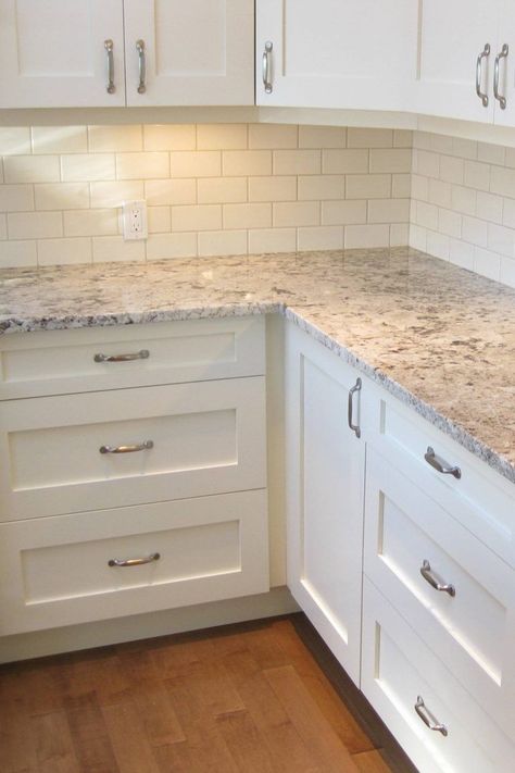 White Cabinet With Granite Countertops, Brown And White Countertops Kitchen, Backsplash For Kitchen White Cabinets, Kitchen Flooring Ideas With Off White Cabinets, White Kitchen Cabinets Beige Countertops, Whisper White Granite Countertops, White Cabinets With Light Countertops, Kitchen With White Granite Countertops, White Cabinets With Wood Floor