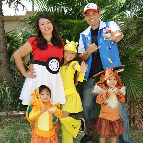 Pokemon Kids Pokemon Costume, Ash Charizard, Pokemon Costumes Diy, Pokemon Family, Pokemon Halloween Costume, Family Themed Halloween Costumes, Diy Pokemon, Pikachu Pokeball, Pikachu Costume