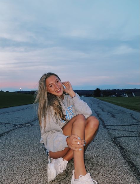 Mexico, Sunset Photo Shoot Ideas, Dirt Road Pictures Photo Ideas, Summer Sunset Photoshoot, Cute Sunset Pictures Poses, Cute Simple Poses For Pictures, Insta Picture Poses, Insta Photo Ideas Sunset, Sunset Instagram Pictures Field