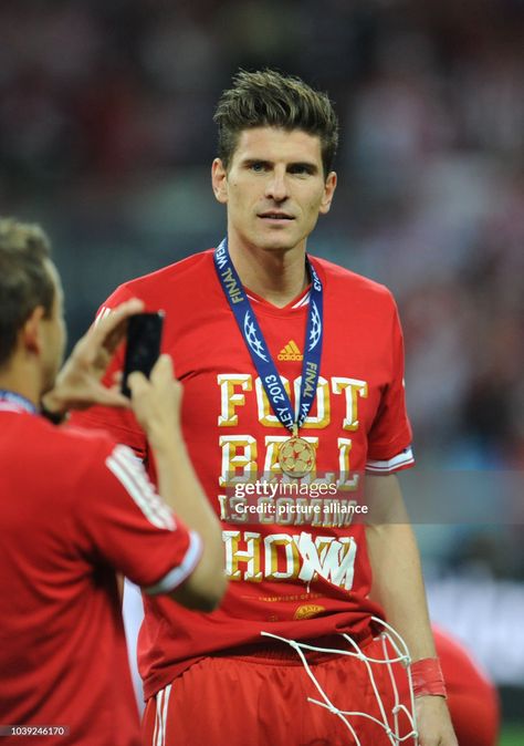 Munich's Mario Gomez after the UEFA soccer Champions League final... News Photo - Getty Images Bayern, Borussia Dortmund, Mario Gomez, Fifa Mobile, Bayern Munchen, Mens Haircuts, Fc Bayern Munich, European Soccer, Sports Celebrities