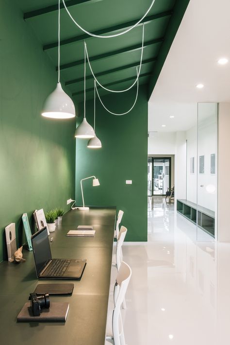 Again - really like the bright feature wall that offsets the white. And the use of white light to compliment as well. Think this could look great with our ntegrity teal colour Startup Interior Design, Loft Office, Office Design Inspiration, Cool Office Space, Green Office, 카페 인테리어 디자인, Corporate Interiors, Office Colors, Cool Office